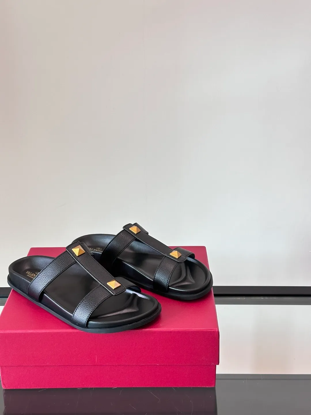 Men's shoes 💰p320 "VALENTINO" Valentino Men's 🧍‍♂️ Spring and summer new style metal rivet flat slippers, elegant sandals, the same style worn by celebrities, original molding, imported calfskin. Rubber outsole. Soft and durable, full set of counter packaging size: 39-44 (customized at 38.45.46)